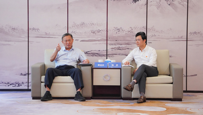 樟木头镇党委书记黄淦洪一行莅临尊龙体育调研指导